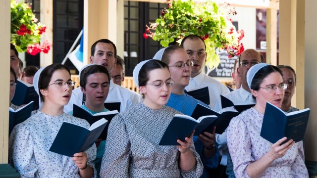 Masyarakat Amish sedang bernyanyi di gereja  (Foto: Shutter Stock)