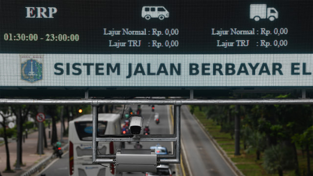 Alat teknologi sistem jalan berbayar elektronik (ERP) di Jalan Merdeka Barat. Foto: ANTARA FOTO/Wahyu Putro A