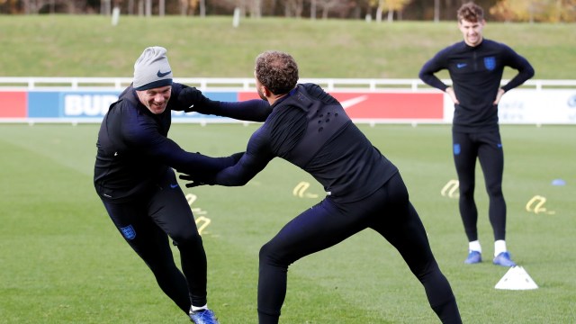 Wayne Rooney saat menjalani latihan bersama Timnas Inggris. (Foto: Reuters/Carl Recine)