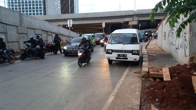 Tumpahan minyak di TB Simatupang arah Jalan Antasari. (Foto: Twitter/@DWIM22444)