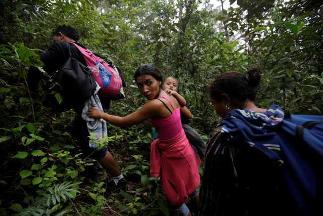 Pengungsi Amerika Tengah berada satu bulan di jalanan untuk masuk ke AS. (Foto:  REUTERS/Jorge Cabrera)