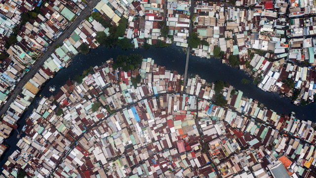 Foto udara kawasan padat penduduk di sepanjang kanal Xuyen Tam di Kota Ho Chi Minh. (Foto: Kao Nguyen / AFP)