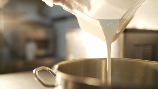 Aduk rata susu uht dan kental manis hingga mendidih (Foto: Shutterstock)