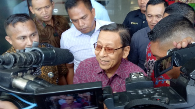 Mantan Wakil presiden Boediono menjawab pertanyaan wartawan usai diperiksa terkait penyelidikan kasus Bank Century. (Foto: Aprilandika Pratama/kumparan)