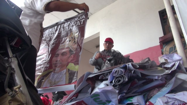 Poster Jokowi bermahkota raja. (Foto: PanturaPost/Syaifullah)