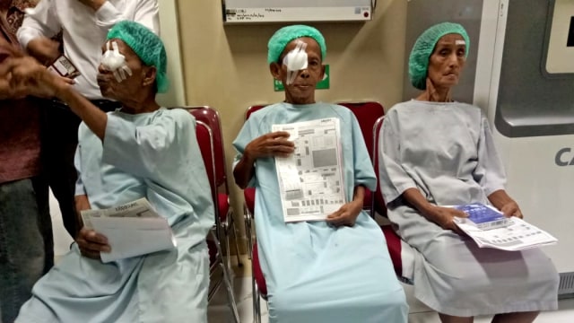 Pasien operasi katarak bersama Sido Muncul di Pontianak. (Foto: Wisnu Prasetiyo/kumparan)
