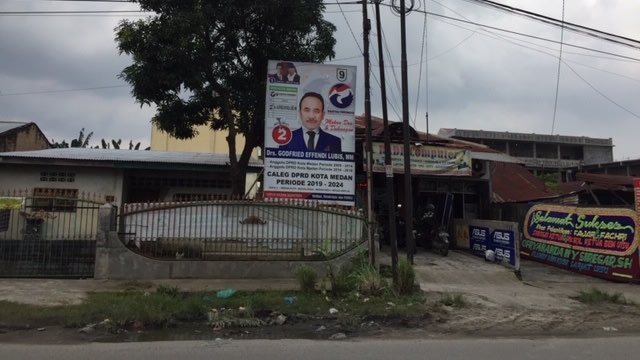 Alat peraga kampanye bertebaran di Medan, Sumatera Utara. (Foto: Ade Nurhaliza/kumparan)