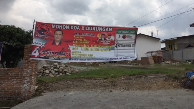 Alat peraga kampanye bertebaran di Medan, Sumatera Utara. (Foto: Ade Nurhaliza/kumparan)