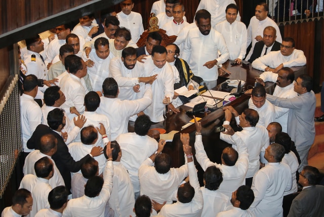 Baku hantam di Parlemen Sri Lanka (Foto: AFP)