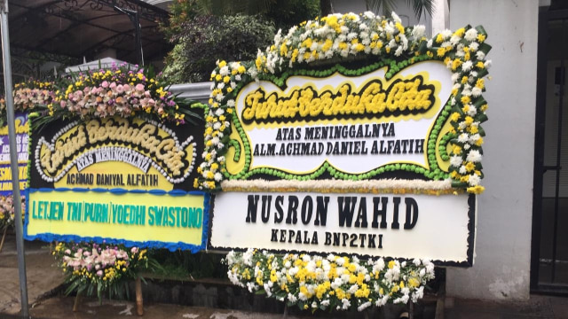 Karangan bunga di rumah duka Alm Achmad Daniel Alfatih cucu dari Wiranto di Jalan Tulodong 4, Jakarta Selatan. (Foto: Ferry Fadhlurrahman/kumparan)