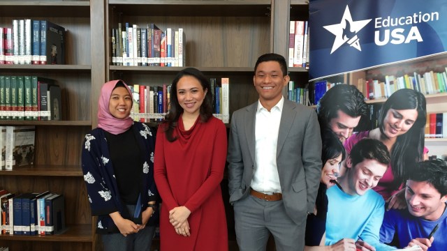 Karima Nurahmi (kiri), Caroline (tengah), Cameron Torreon (kanan), dalam jumpa pers Pekan Pendidikan International di Kedubes AS, Kamis (15/11). (Foto: Darin Atiandina/kumparan)