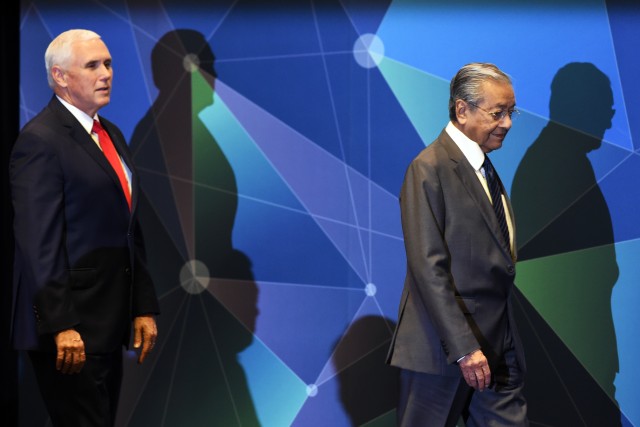 PM Malaysia Mahathir Mohamad dan Wakil Presiden AS Mike Pence disela pertemuan ASEAN di Singapura (Foto: AFP/Roslan Rahman)