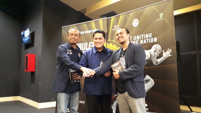 Sesmenpora Gatot S. Dewa Broto (kiri) dalam acara peluncuran dan bedah buku 'Turbulensi Sport di Indonesia',  (Foto: Karina Nur Shabrina/kumparan)