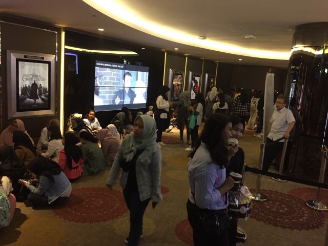 Fans antre untuk menonton film dokumenter BTS. (Foto: Masajeng R/kumparan)
