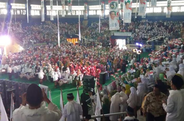 Dihadiri Ribuan Muslimat NU-Pergunu, Kiai Asep-Khofifah Deklarasi Jokowi-Ma'ruf di Bandung