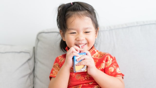 Ilustrasi anak minum jus buah kemasan (Foto: Shutterstock)