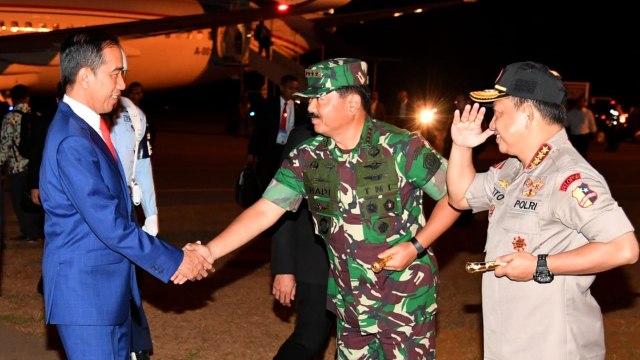 Presiden Joko Widodo disambut Panglima TNI Hadi Tjahjanto dan Kapolri Tito Karnavian saat tiba di Merauke. (Foto: Dok. Biro Setpres)