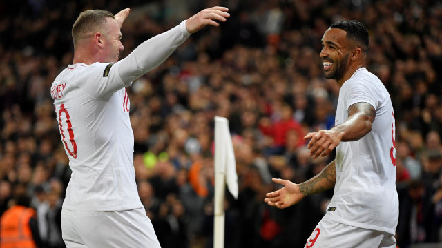 Wayne Rooney merayakan gol Callum Wilson ke gawang Amerika Serikat. (Foto: REUTERS/Toby Melville)