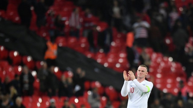 Wayne Rooney seusai laga perpisahannya bersama Timnas Inggris. (Foto: REUTERS/Toby Melville)