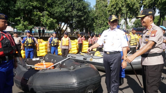 Gubernur DKI Jakarta Anies Baswedan ditemani Kapolda Metro Jaya Idham Azis saat meninjau alat ke Siagaan banjir di musim penghujan. (Foto: Helmi Afandi Abdullah/kumparan)