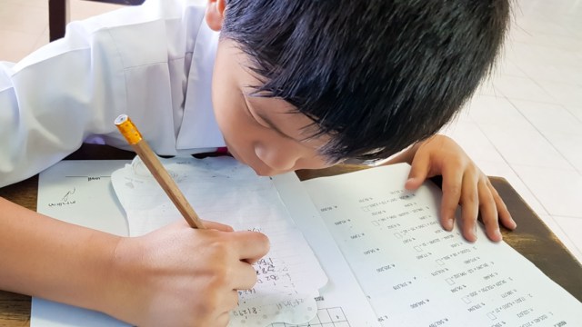 Mengejar nilai membuat anak tidak menikmati proses belajar (Foto: Shutterstock)