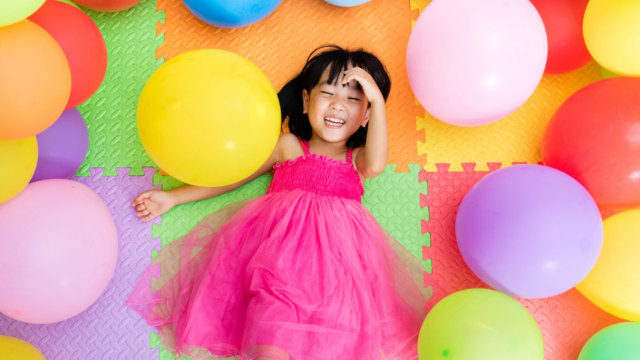 Ilustrasi anak dan balon