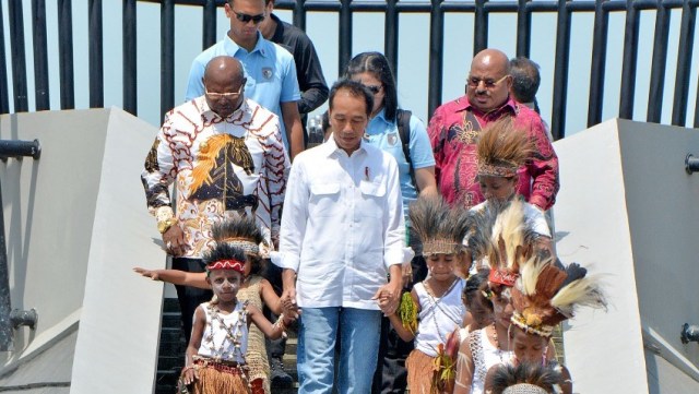 Presiden Joko Widodo bersama anak-anak mengunjungi Monumen Kapsul Waktu, Merauke, Papua. (Foto: Foto: Agus Suparto - Presidential Palace)