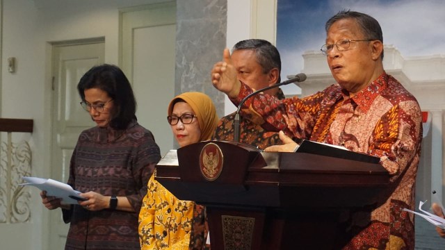 Menteri Koordinator Perekonomian, Darmin Nasution (kanan) saat konferensi pers soal Paket Kebijakan Ekonomi XVI di Kantor Presiden. (Foto: Yudhistira Amran Saleh/kumparan)