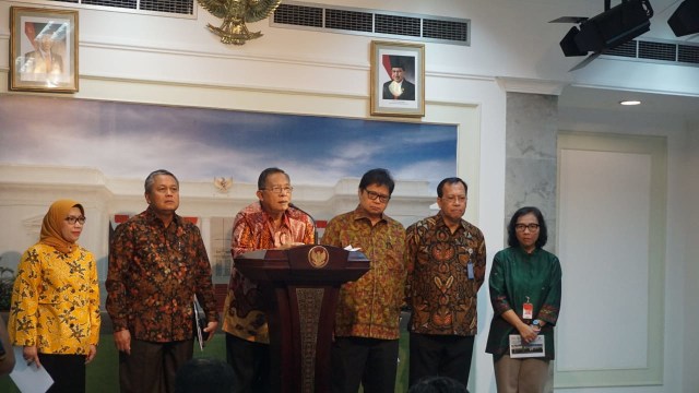 Menteri Koordinator Perekonomian, Darmin Nasution (tengah) saat konpers Soal Paket Kebijakan Ekonomi XVI di Kantor Presiden. (Foto: Yudhistira Amran Saleh/kumparan)