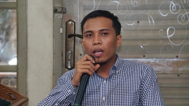 Penasihat hukum Baiq Nuril, Aziz Fauzi dalam konferensi pers Jangan Penjarakan Korban Kekerasan Seksual di LBH Pers, Jakarta, Jumat (16/11). (Foto: Nugroho Sejati/kumparan)