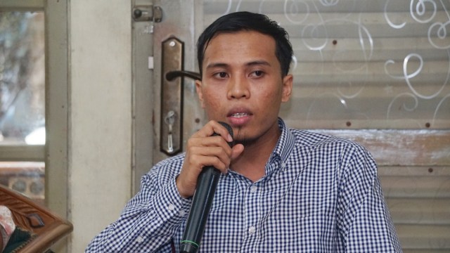 Penasihat hukum Baiq Nuril, Aziz Fauzi dalam konferensi pers Jangan Penjarakan Korban Kekerasan Seksual di LBH Pers, Jakarta, Jumat (16/11). (Foto: Nugroho Sejati/kumparan)