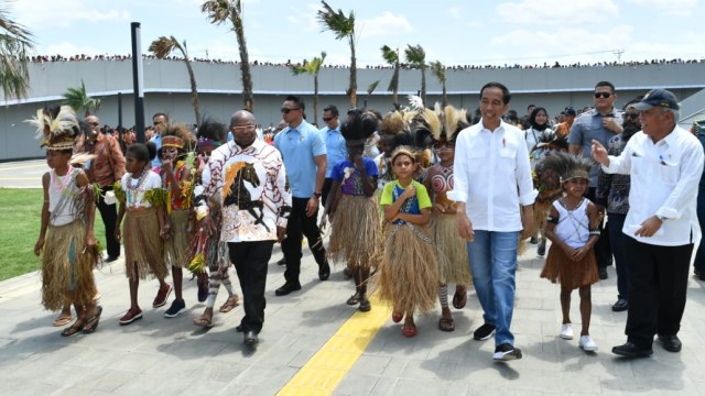 Jokowi dan Iriana di Monumen Kapsul Waktu di Merauke, Papua, Jumat (16/11/2018). (Foto: Dok. Biro Pers Setpers)