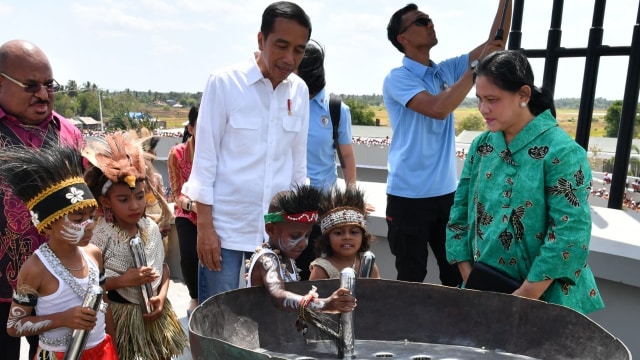 Jokowi dan Iriana di Monumen Kapsul Waktu di Merauke, Papua, Jumat (16/11/2018). (Foto: Dok. Biro Pers Setpers)