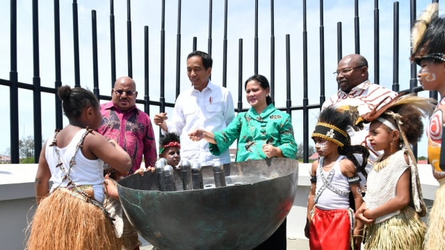 Jokowi dan Iriana di Monumen Kapsul Waktu di Merauke, Papua, Jumat (16/11/2018). (Foto: Dok. Biro Pers Setpers)