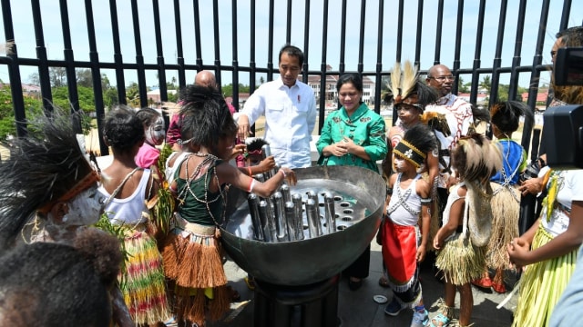 Jokowi dan Iriana di Monumen Kapsul Waktu di Merauke, Papua, Jumat (16/11/2018). (Foto: Dok. Biro Pers Setpers)