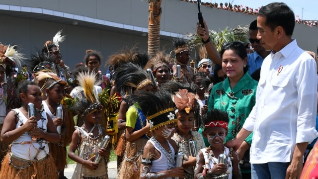 Jokowi dan Iriana di Monumen Kapsul Waktu di Merauke, Papua, Jumat (16/11/2018). (Foto: Dok. Biro Pers Setpers)