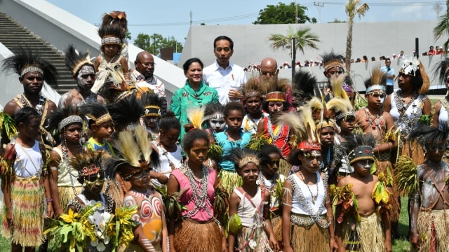 Jokowi foto bersama anak-anak Papua di Monumen Kapsul Waktu di Merauke, Papua, Jumat (16/11/2018). (Foto: Dok. Biro Pers Setpers)