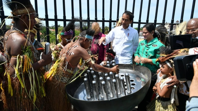 Jokowi dan Iriana di Monumen Kapsul Waktu di Merauke, Papua, Jumat (16/11/2018). (Foto: Dok. Biro Pers Setpers)