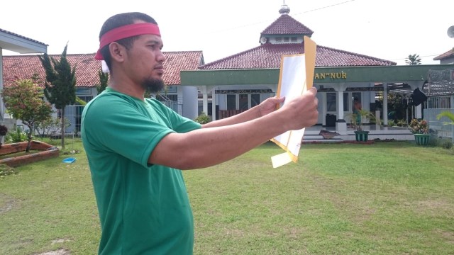 Napiter dari Lapas Besi Nusakambangan Jamaluddin bin M Gade asal Aceh membacakan pesan Pahlawan, Sabtu (10/11). (Foto: Dok. Kementerian Hukum dan HAM )