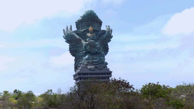 Garuda Wisnu Kencana dinobatkan sebagai patung tertinggi keempat di dunia. (Foto: Kartika Pamujiningtyas)