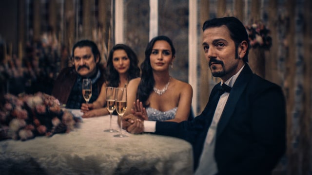 Diego Luna (paling kanan) sebagai Felix Gallardo (Foto: Netflix)