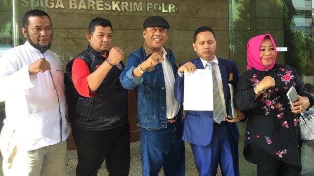 Pelaporan Ketua Umum PSI oleh Laskar Persaudaraan Pekerja Muslim Indonesia ke Bareskrim Polri, Jumat (16/11/2018). (Foto: Darin Atiandina/kumparan)