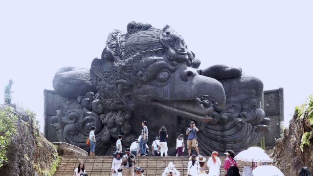 Saat berkunjung ke kawasan GWK Cultural Park, pengunjung akan disuguhi dengan bagian-bagian patung seperti setengah tubuh Dewa Wisnu dan patung kepala garuda.  (Foto: Kartika Pamujiningtyas)