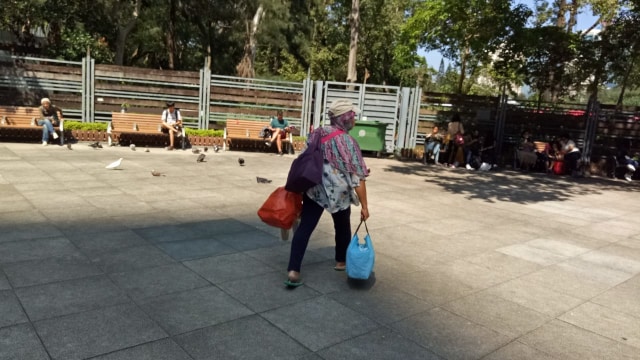 Inilah ibu-ibu penjual gorengan di Hong Kong. Ia berkeliling di Victoria Park menjajakan makanan. (Foto: dok. pribadi)