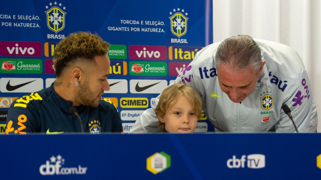 Neymar membawa anaknya, David Lucca, ke jumpa pers Timnas Brasil. (Foto: Dok. Globoesporte)