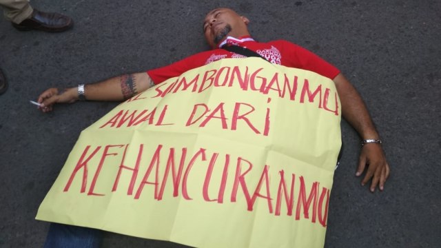 Aksi demonstrasi masyarakat tuntut usut tragedi Viaduk. (Foto: Phaksy Sukowati/kumparan)