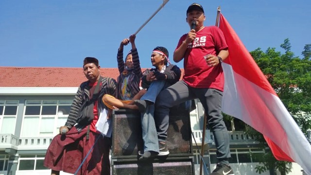 Aksi demonstrasi masyarakat tuntut usut tragedi Viaduk. (Foto: Phaksy Sukowati/kumparan)
