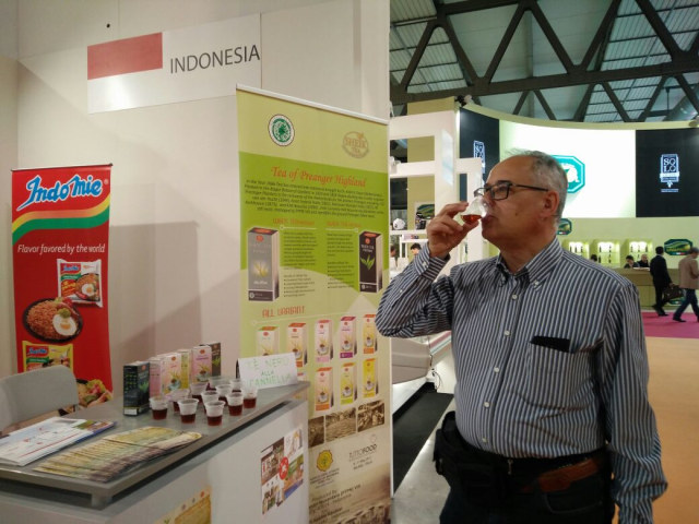 Seorang pria mencicipi minuman Indonesia di pameran Tutto Food 2017 di Milan, Italia (Foto: Dok. Pribadi)