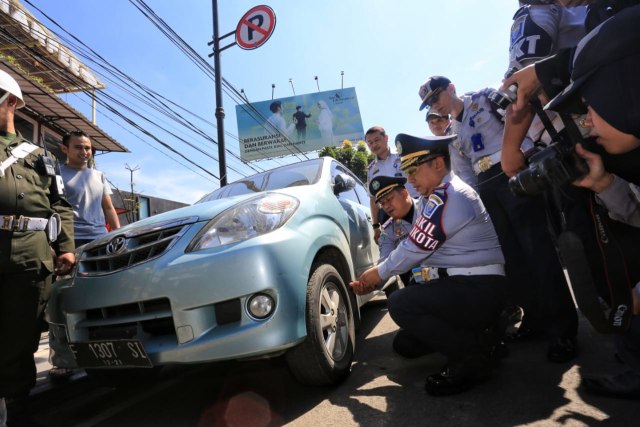 Tiga Mobil Parkir Liar di Jalan Riau Bandung Jadi Sasaran Operasi Cabut Pentil