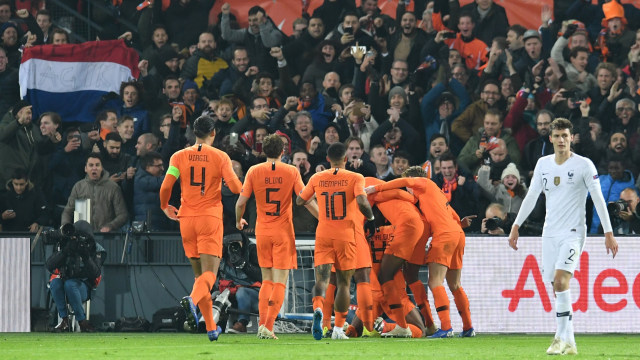 Para pemain Timnas Belanda merayakan gol Wijnaldum ke gawang Prancis. (Foto:  REUTERS/Toussaint Kluiters)